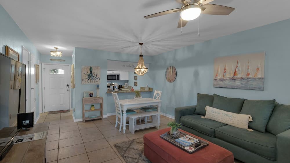 Pool + Tennis & Nature Trails & 6 Minutes to Beach