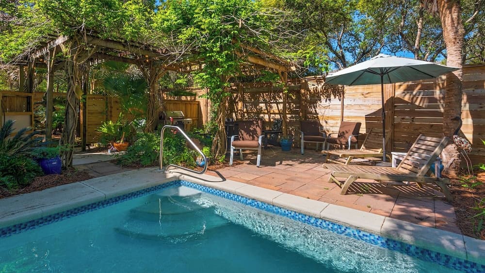 Private Pool, 3 Minutes to the Beach, Hidden Oasis in BMB