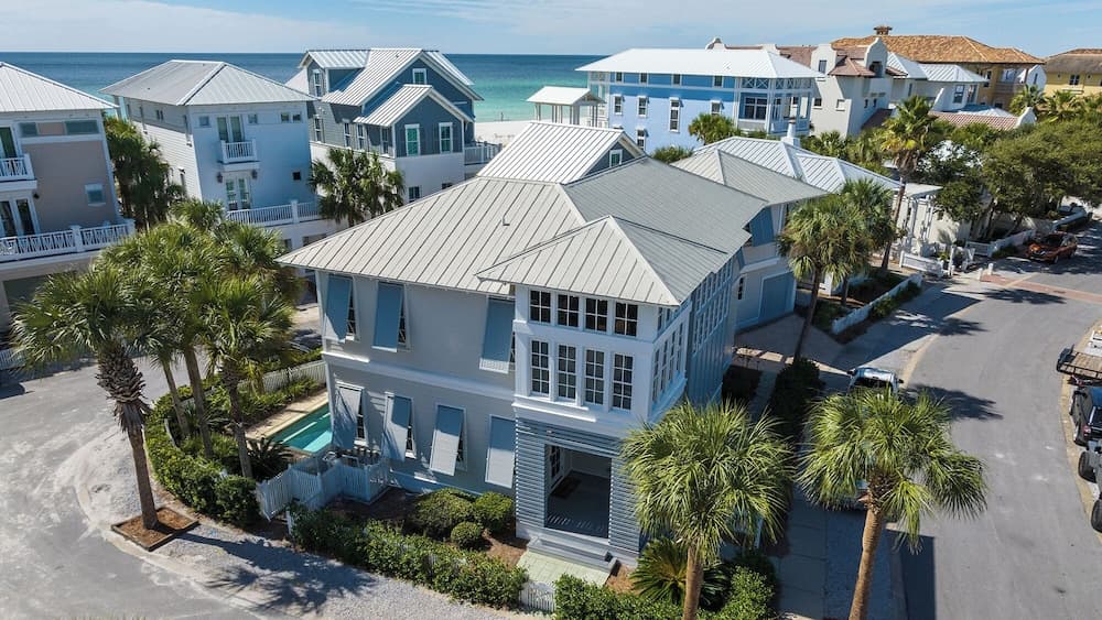 Private Splash Pool + Carriage House, 1 House to Beach w/ Beach Chair Setup!