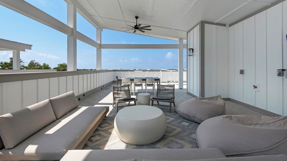 Rooftop Observation Deck; Luxury 4-bedroom Home for 10; Perfect Location