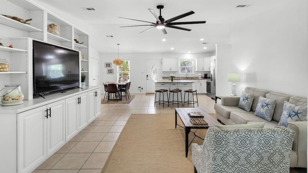 Spacious Comforts ~ 4br/4ba ~ Perfect for Family - Private Home in Pcb!