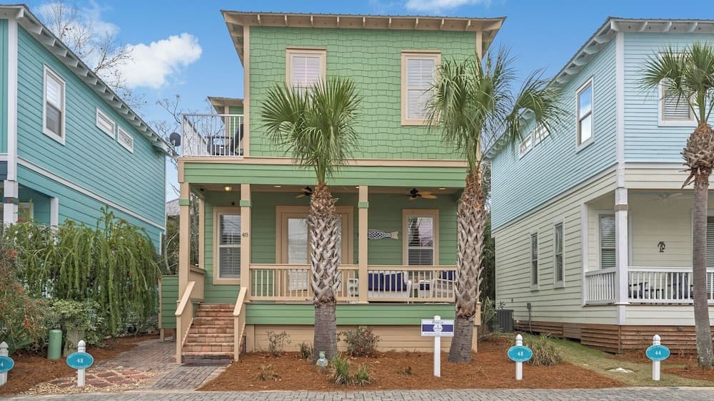 Steps From Pool - Minutes to Beach in Blue Mountain