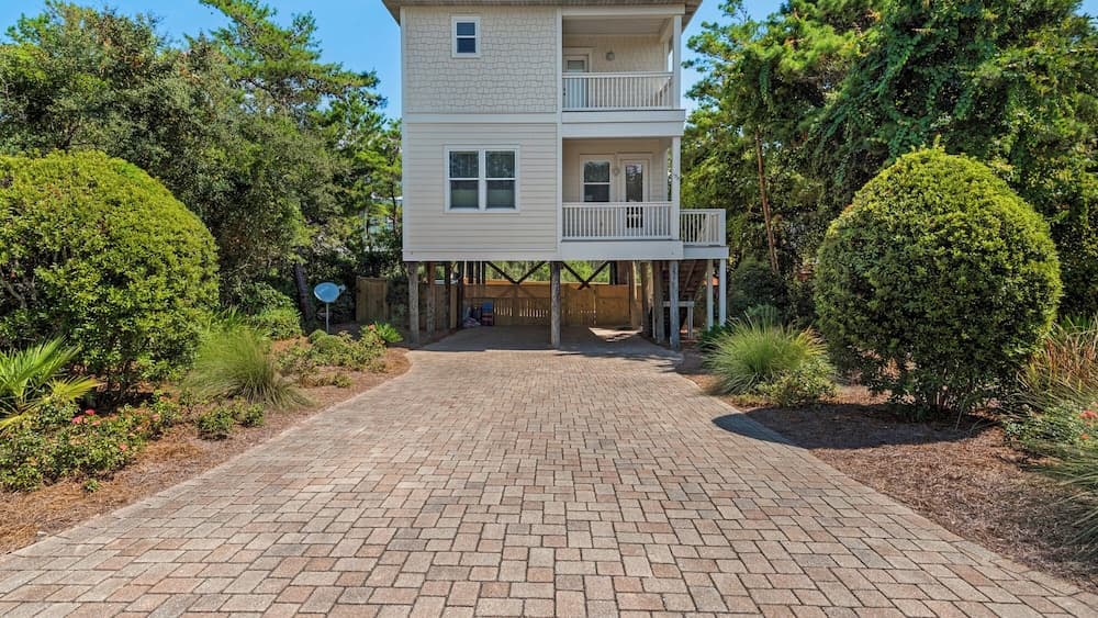 Stunning 4 Bd/4.5 BA - Free Wifi - Easy Walk to Beach