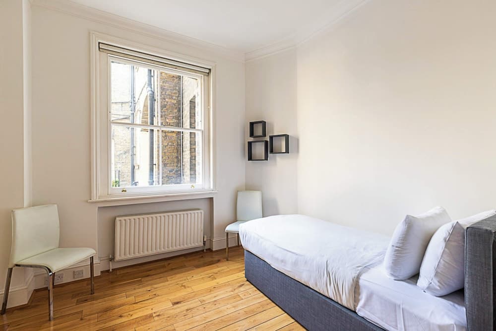 Kensington Tranquility: Elegant Two-bed Retreat