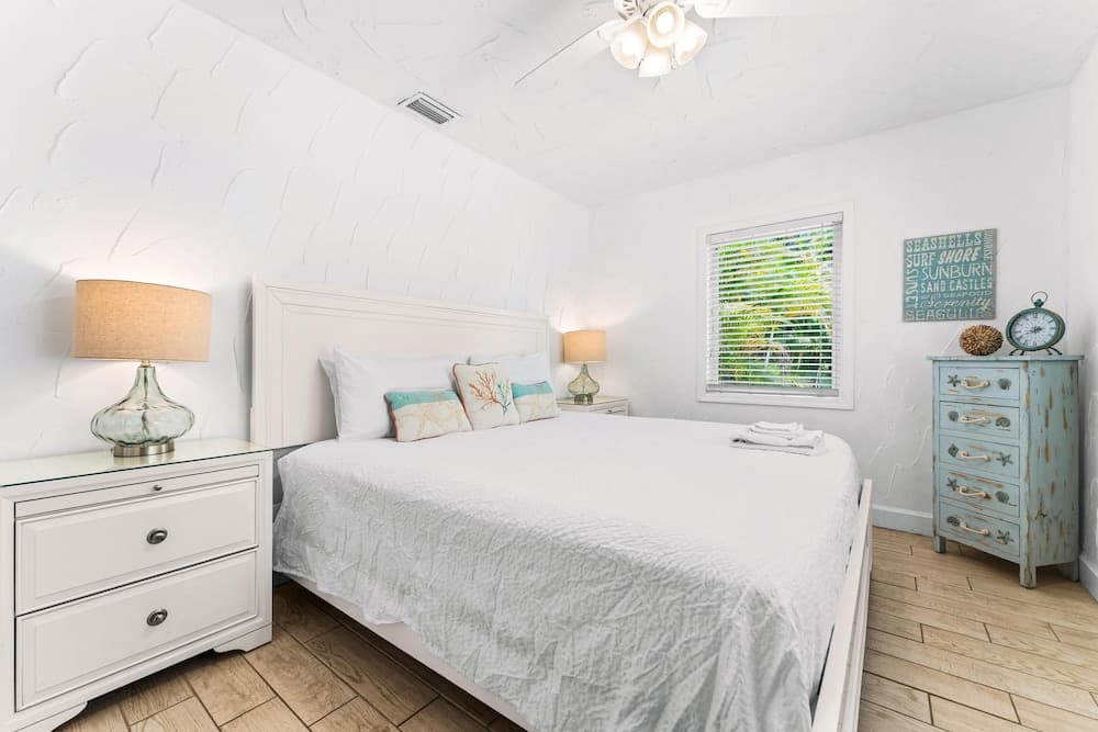 Crescent Beach Villas - West by Beachside Management