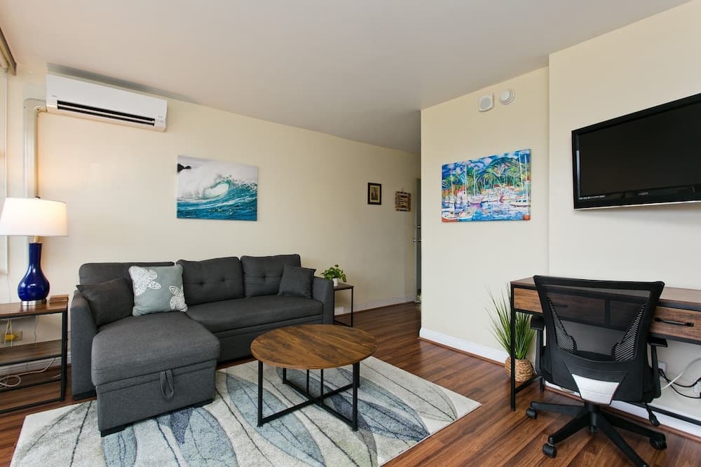 Waikiki Oasis Private One Bedroom 1 Condo by RedAwning