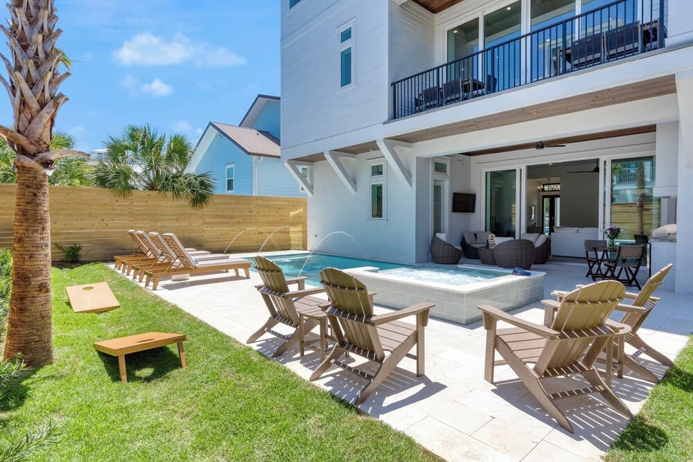 Emerald Evening by Avantstay 9bdr, Walk to Beach