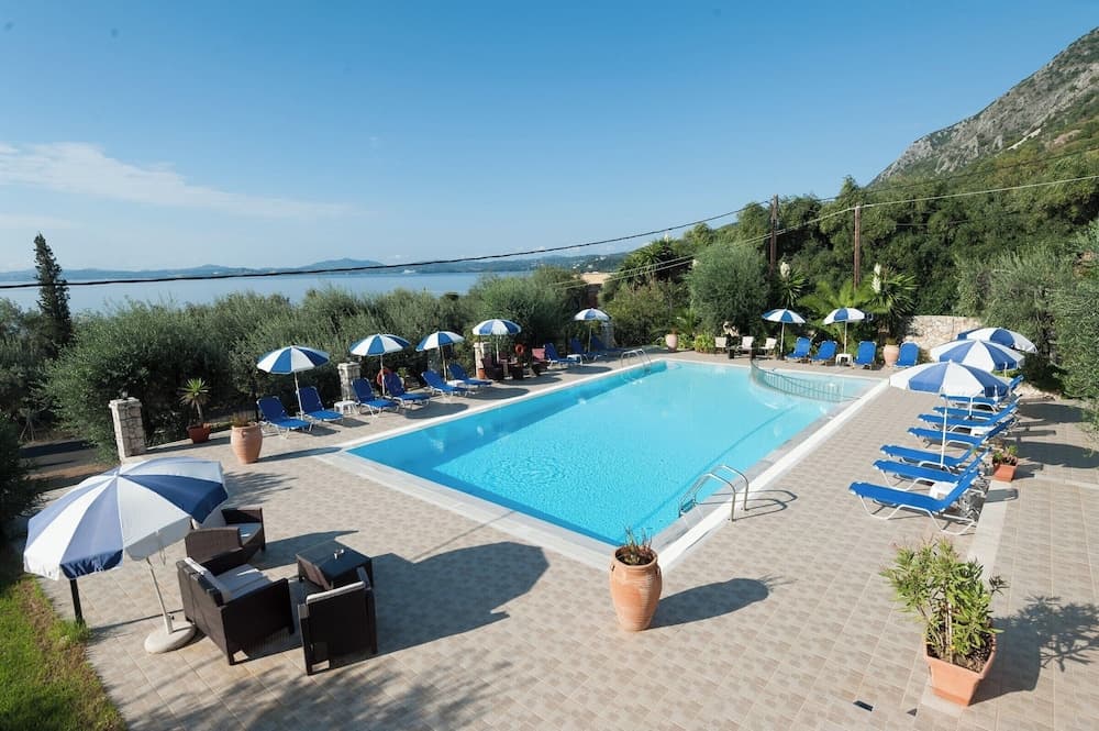 Crystal Blue Hotel, Barbati