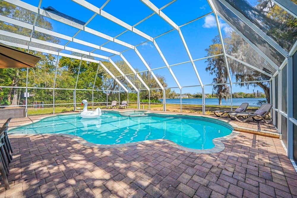 Exquisite Bayview Villa With Pool and Games!
