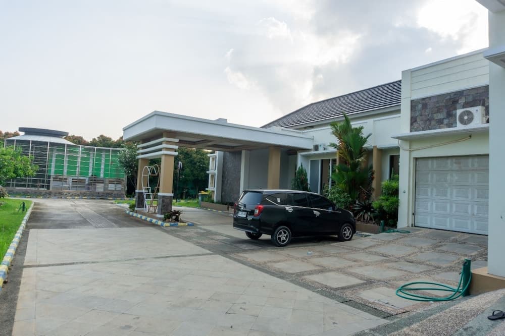 Capital O 93991 Hakobox Kostel