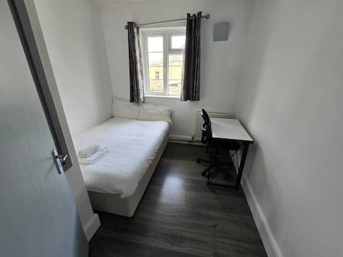 Room in Guest Room - Limehouse Townhomes Modern Spacious Double Room