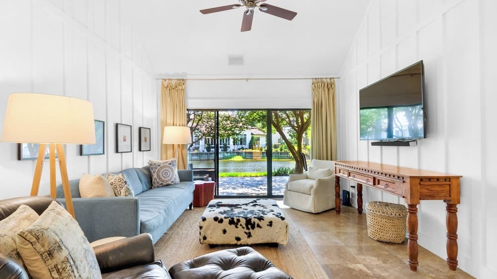 Spacious 3b/3b, Sleeps 6, Lakeview, Beach Access!