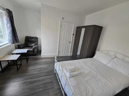 Room in Guest Room - Limehouse Townhomes Modern Spacious Serviced En-suite Room With a Garden View