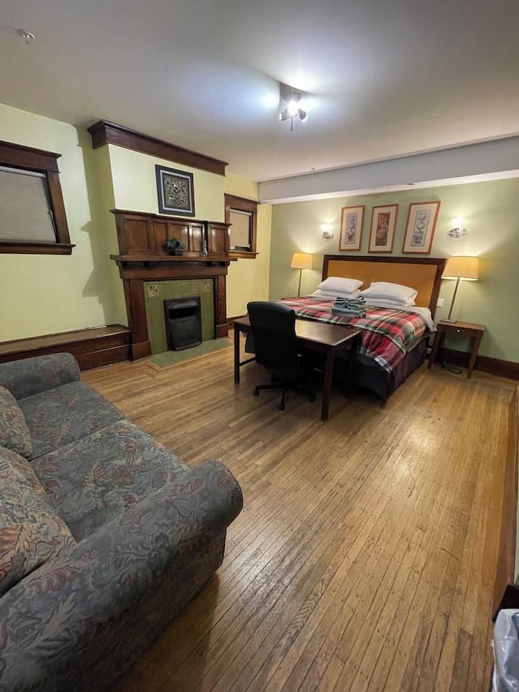 West Broadway guesthouse