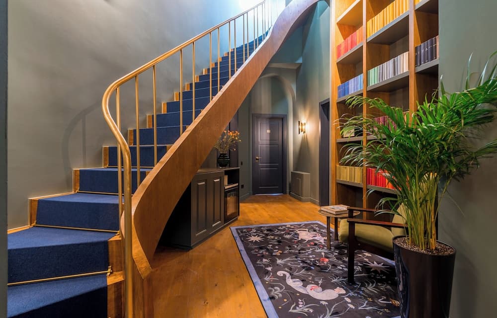 Zorba&Bond Hotel on the 8th