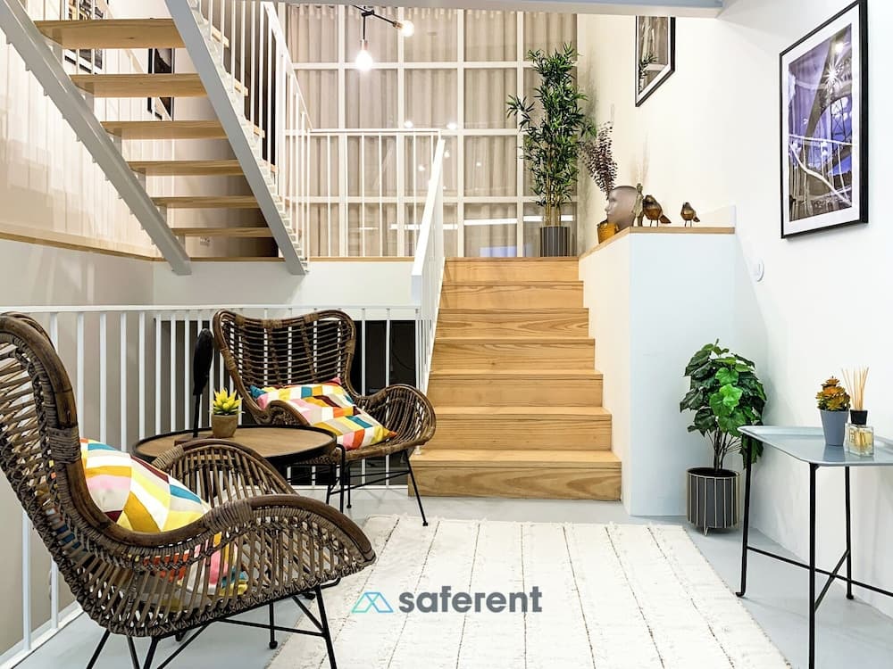 Bucks4 Fantastic 1BD + 1 Triplex Next to Ribeira