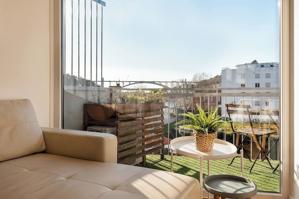 Flora5  flora Apartments, Duplex w/ Balcony +AC