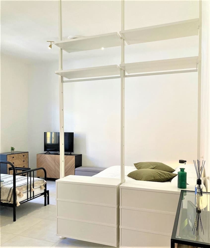 Contemporary studio- Ornato 13