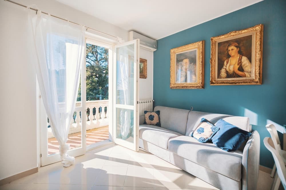 Art Apartment with Sea View