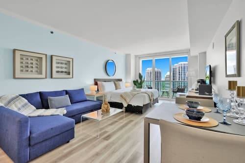 Beautiful Blue Gold Studio Ocean View
