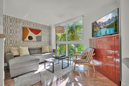 Treetop Retreat Cozy 2 Bedroom in Grove