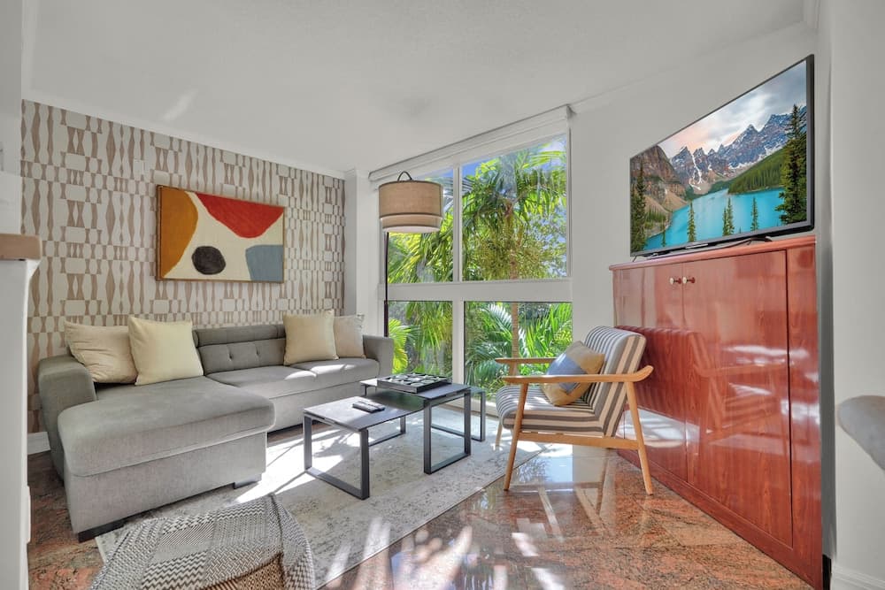 Treetop Retreat Cozy 2 Bedroom in Grove