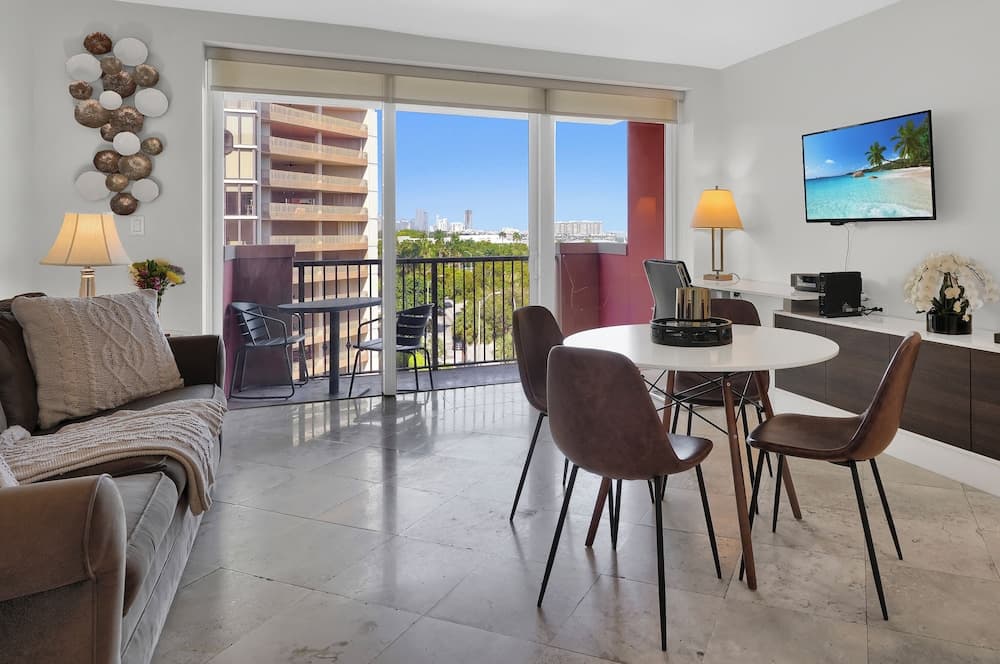 Modern Bay View with Free Parking