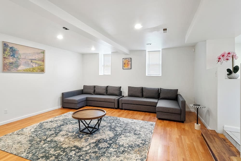 A Cottage in Downtown STL.  Sleeps 10