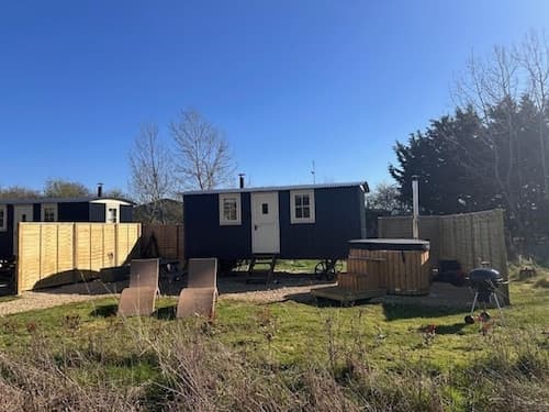 Shepherdshut-hot Tub-cotswolds-petfriendly