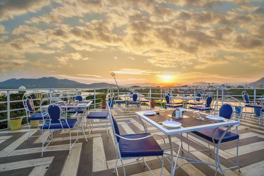 Royal Rafahiya - A Rooftop Lake View Hotel Near Lake Pichola