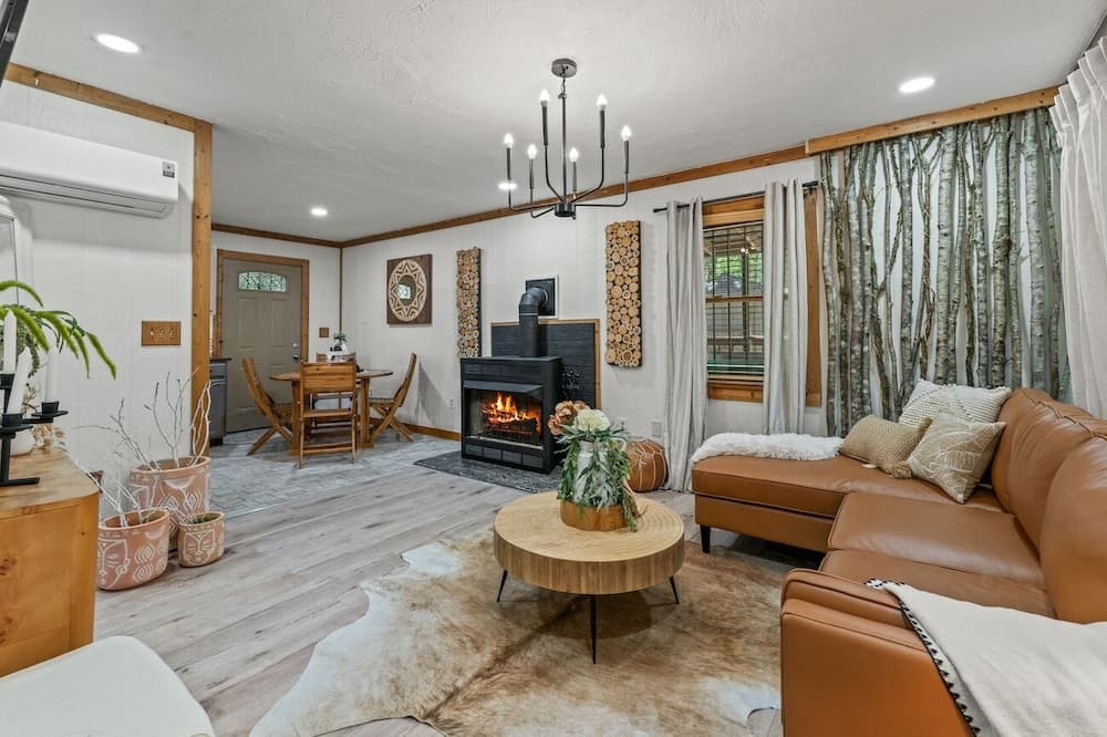 Stylish Cabin w/ Hot Tub, Games & More!
