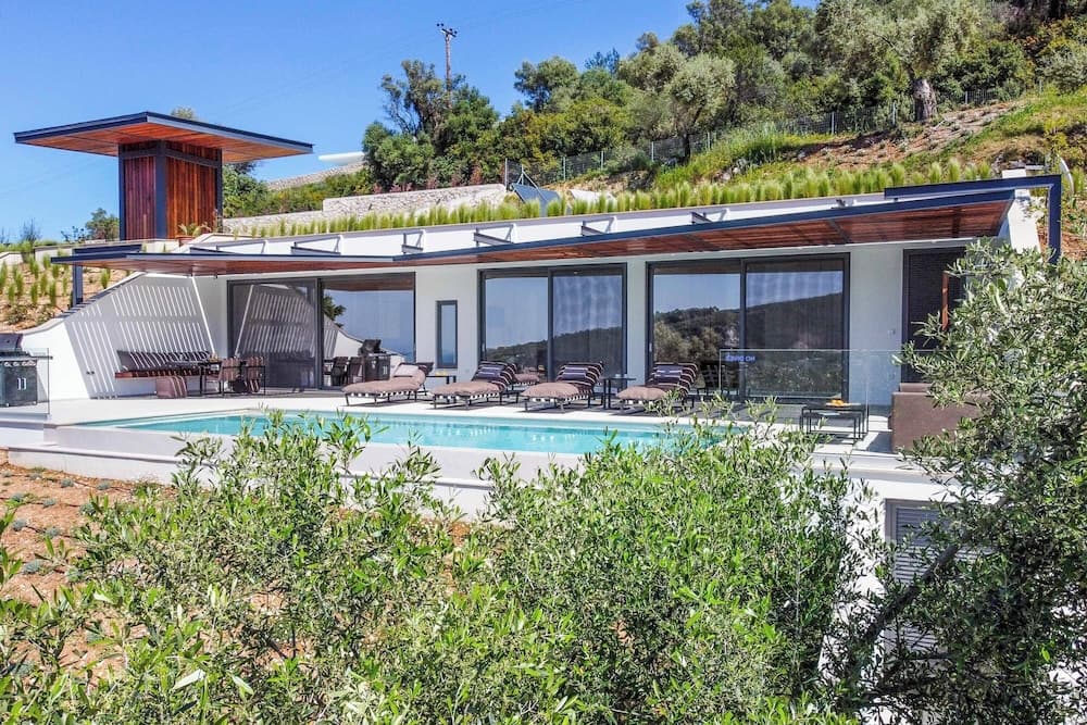 Villa Beyond the Horizon