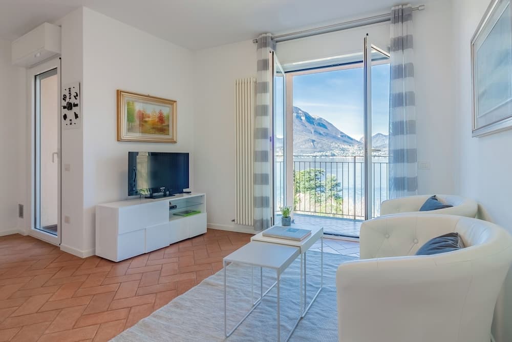 Flower House with Lake View