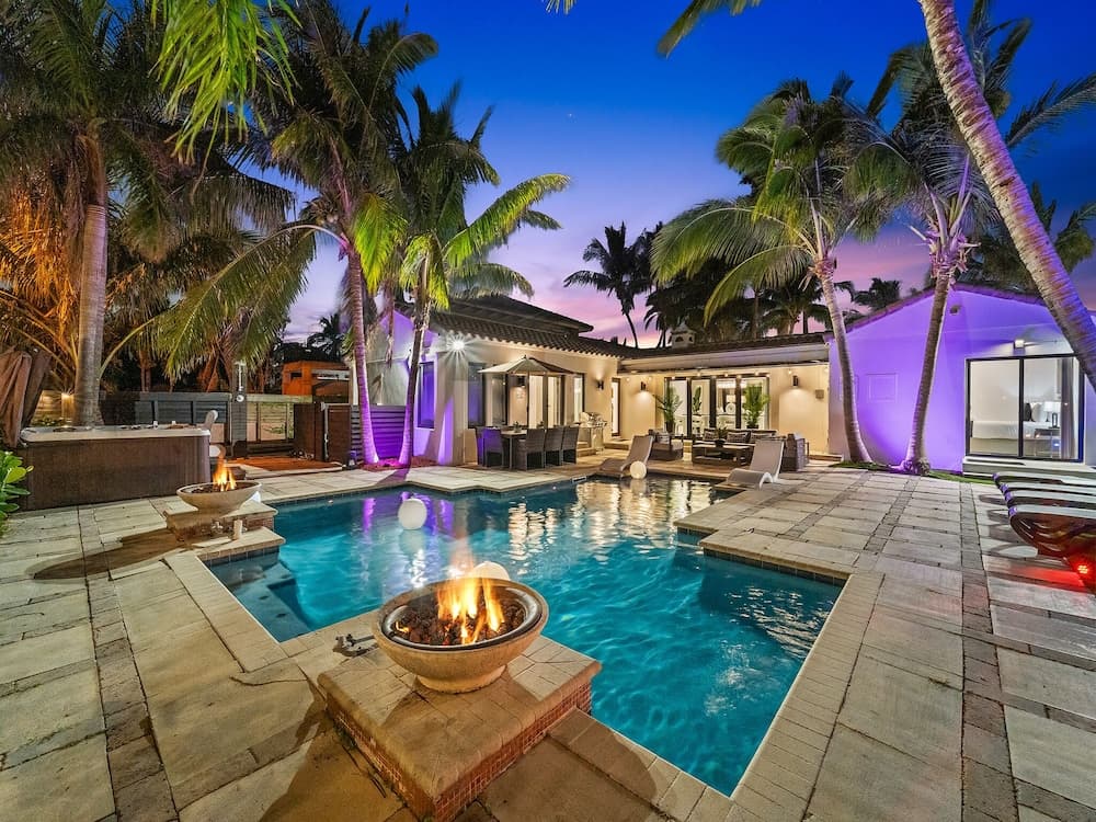 Aqua Haven- Stylish Getaway With Pool and Jacuzzi