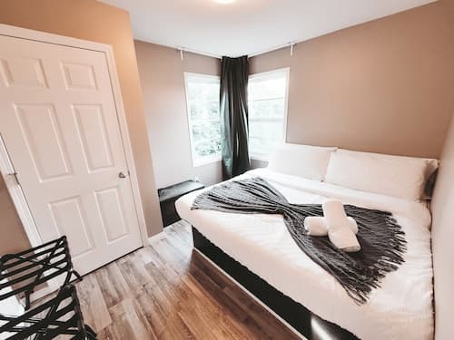 The Gateway | Hot Tub • King Bed • Bow River