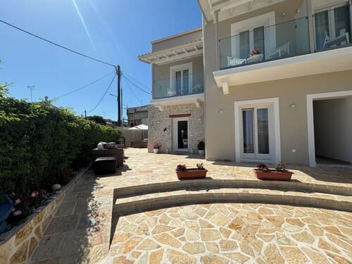 Christiano Apartments