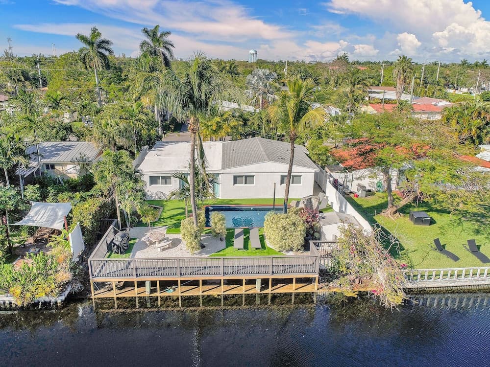 Private Pool 3BR With Lakefront View