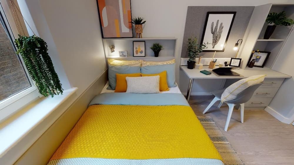 Student Only, Private Ensuite in Compact Apartment