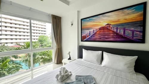6-32 - 1 Bdr Condo With Balcony and Shared Pool