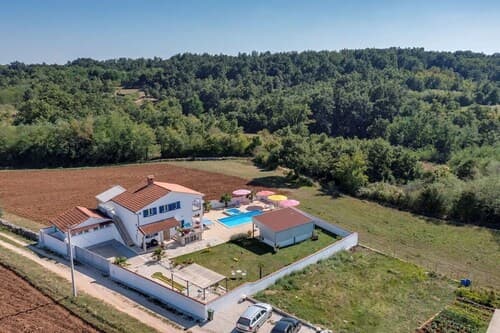 Family home with hydromassage pool & fun activities