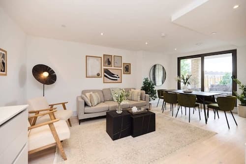 The South Wimbledon Escape - Lovely 3bdr With Balcony