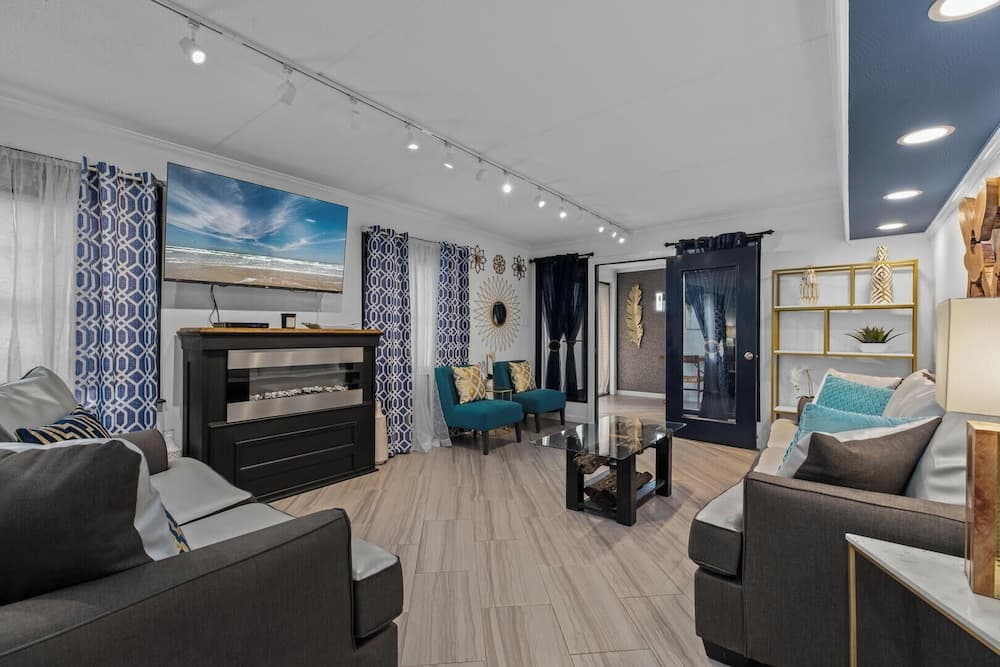 Luxury Ground Floor Condo - 1 Block to Beach & Bay!