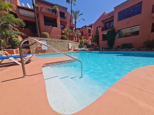 Luxury 2-bed Apartment Elviria - Pool, Sauna & gym