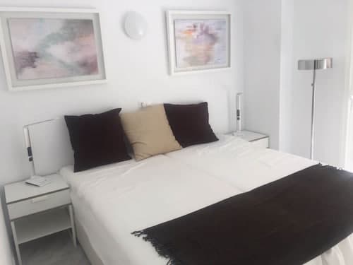 Apartment Sleeps 4 Near Beach