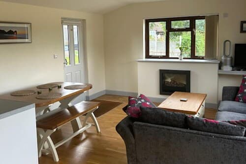 Cottage Retreat- Sleeps 4, Garden,