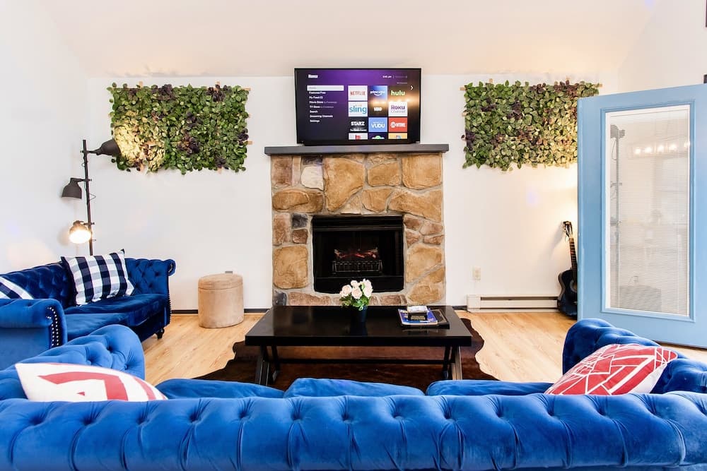 4 BD Stylish Cottage W Private Pool & hot-tub by RedAwning