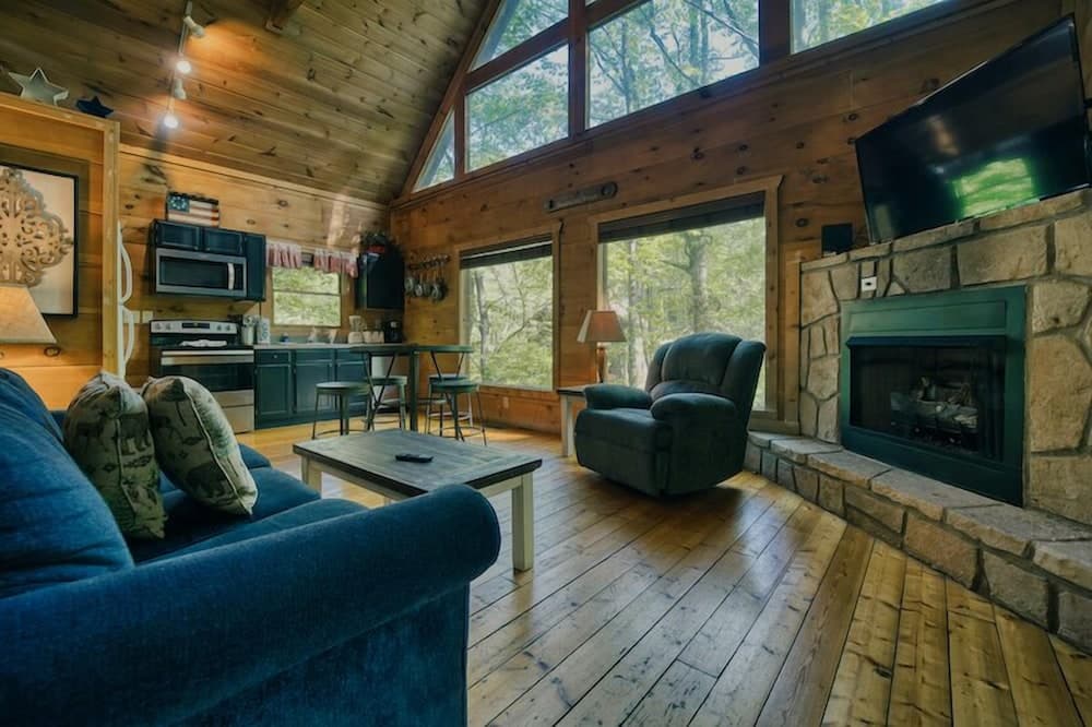 Cabin in Nature w/ Hot Tub & Games!