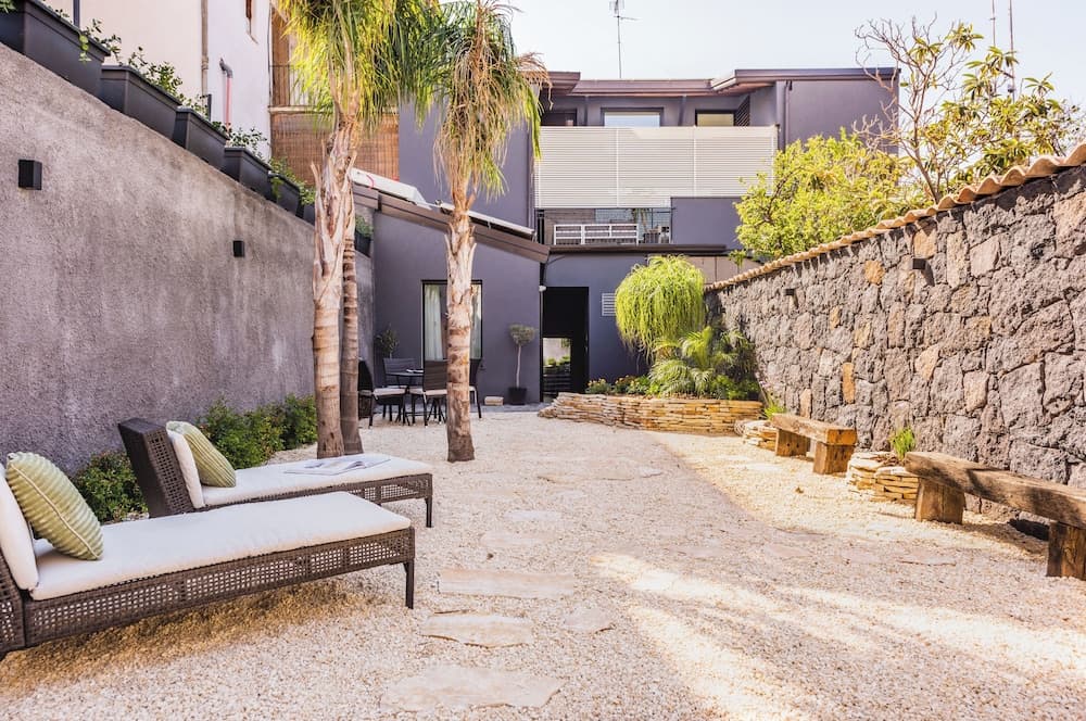 Leone Apartment with Garden