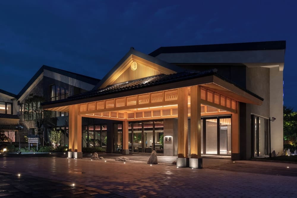 Hyakumangoku Onsen Hotel