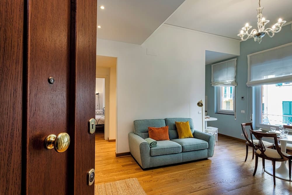 Light Apartment in Albaro